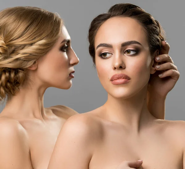 Dua model topless merangkul lembut di studio — Stok Foto