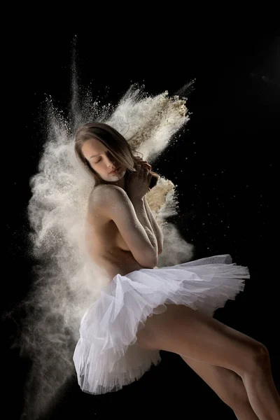 Gentile giovane ballerina in tutù e polvere in studio — Foto Stock