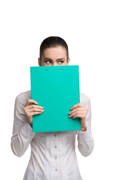 Mulher de negócios com vista pacote de papel verde — Fotografia de Stock