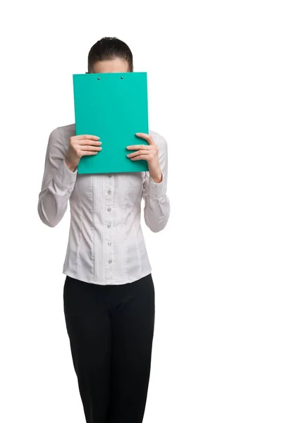 Mujer de negocios con paquete de papel verde tiro —  Fotos de Stock