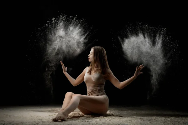 Ragazza sexy in biancheria intima in polvere bianca vista nuvola — Foto Stock