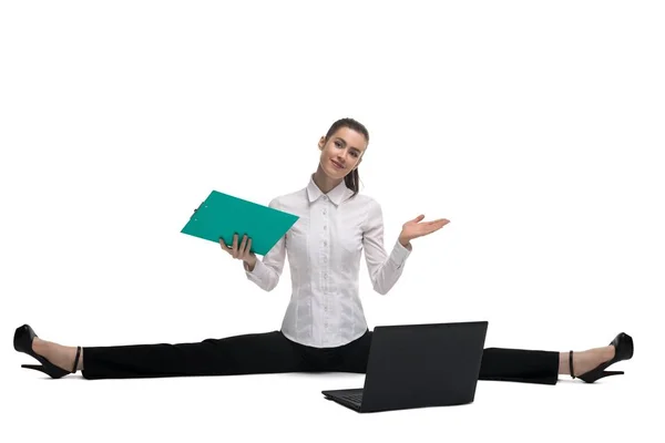 Mulher de negócios com papel de escritório tiro isolado — Fotografia de Stock