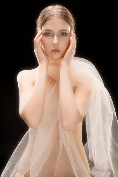 Krásná žena v podprsenka a bílý závoj oříznutý záběr — Stock fotografie