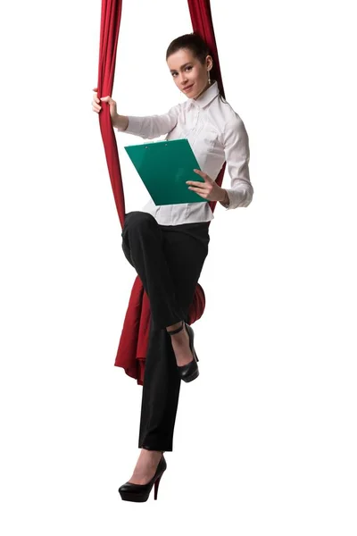 Mujer de negocios sonriente con documento sobre sedas aéreas —  Fotos de Stock