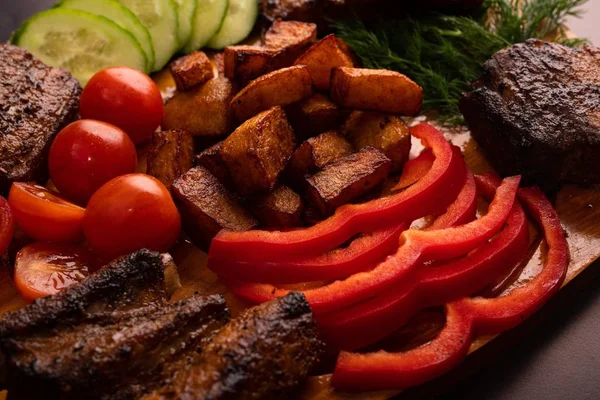 Жареное мясо с салатом и овощами — стоковое фото