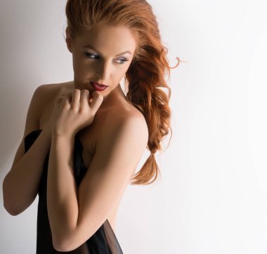 Güzel bir kadın portresi karşısında ellerini presler