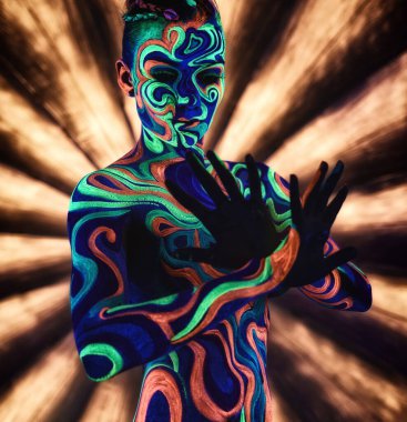 Clubbing. Ultraviyole ışık pozlar çıplak kız