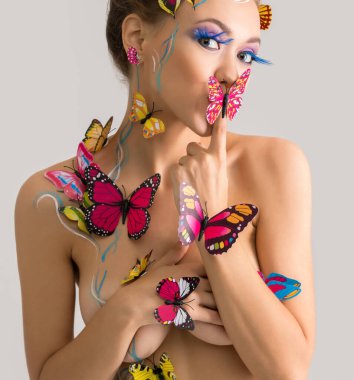 BodyArt. Kelebekler ile poz güzel çıplak kız