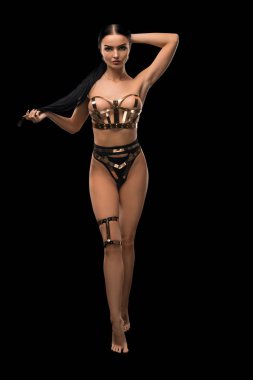 Zayıf esmer, bdsm tarzı altın rengi iç çamaşırı görünümlü.