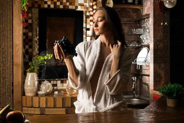 Chica en albornoz blanco en vista a la sauna — Foto de Stock