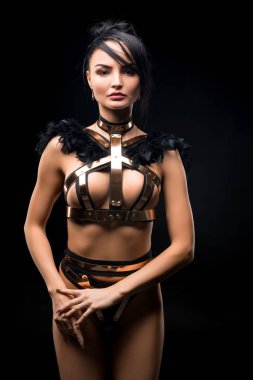 Sıska, bdsm tarzı altın rengi iç çamaşırlı bir kadın.