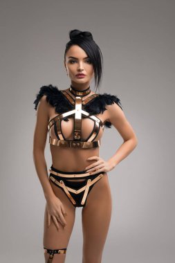 Bdsm stili altın rengi iç çamaşırlı güzel kız.