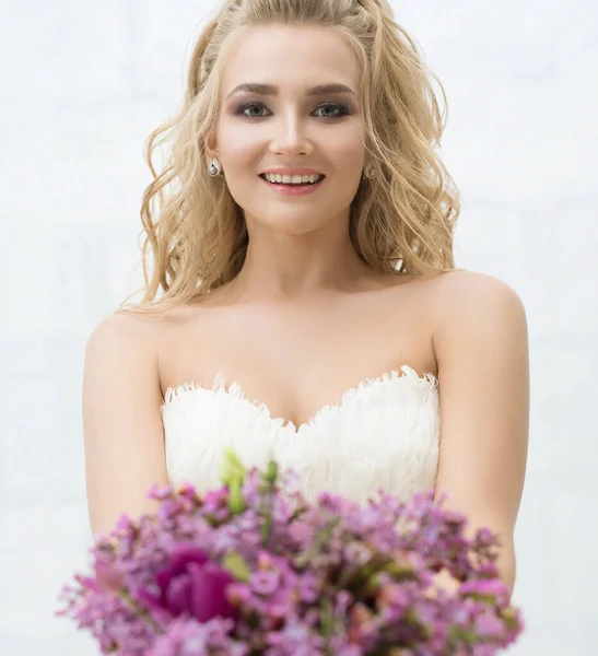 Wunderschöne junge Braut mit schönem Bouquet-Porträt — Stockfoto