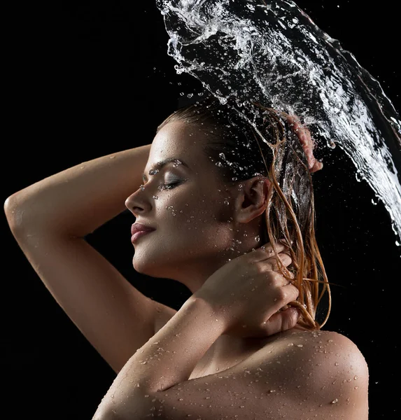 Сексуальная блондинка наслаждается брызгами воды — стоковое фото