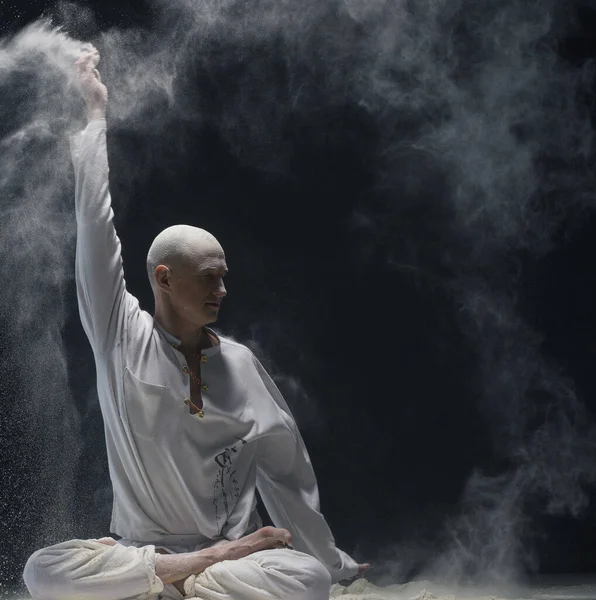 Homem fazendo ioga na nuvem de poeira branca - conceito de energia — Fotografia de Stock