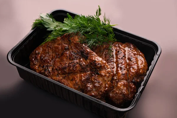 Мясо стейк с укропом высокого угла выстрел — стоковое фото