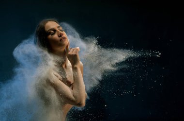 Beyaz toz bulutu içinde ince bir kadın...