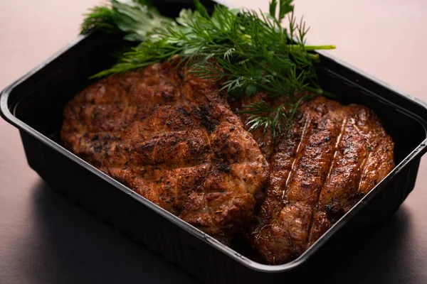 Вкусный мясной стейк с высоким углом обзора укропа — стоковое фото