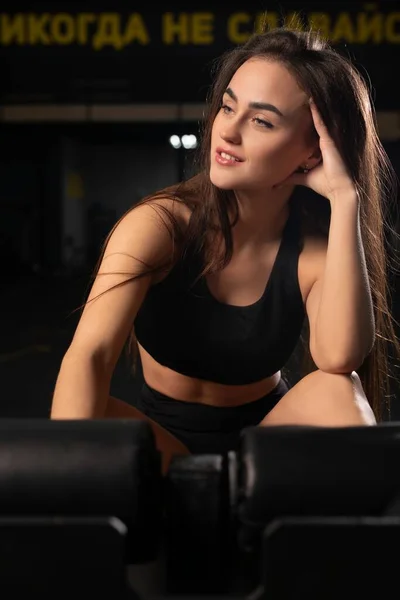 Ung flicka på träningsutrustning i gym porträtt — Stockfoto