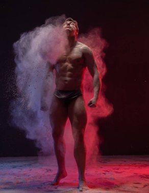 Beyaz toz bulutu içindeki cılız erkek vuruldu.