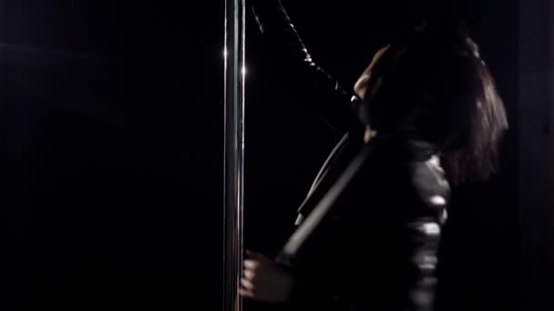 Mujer delgada en ropa interior negra chaqueta desnuda — Vídeos de Stock