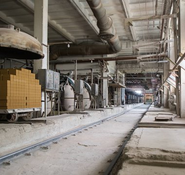 Endüstri. Tuğla deposundaki eski tozlu atölyenin fotoğrafı