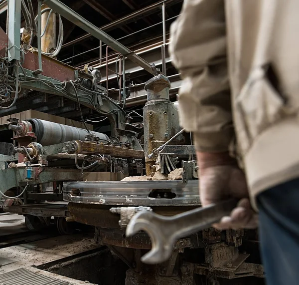 Image of worker in workshop for bricks production — Stock Photo, Image