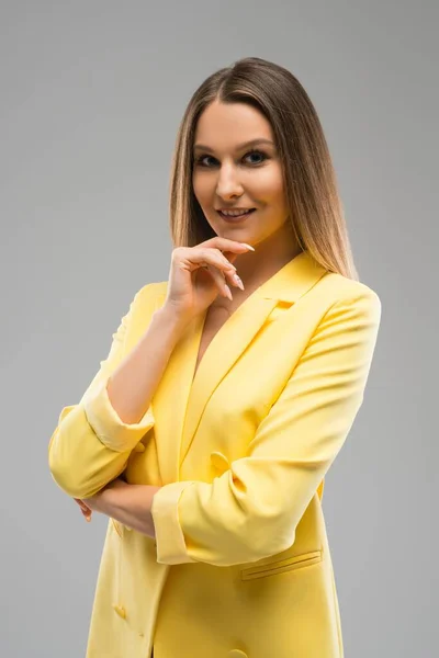 Ładny biznes kobieta w żółty kurtka strzał — Zdjęcie stockowe