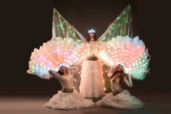 Showgirls dans des robes fantaisie avec des lumières led — Photo