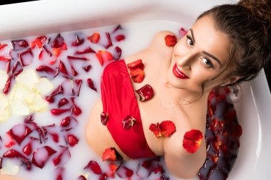 Banyoda kırmızı bikinili esmer, yüksek açılı çekim.