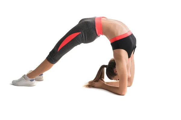 Slim brunette doen yoga oefening profiel bekijken — Stockfoto