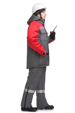 Erkek model, stüdyoda koruyucu giysi ve kask sergiledi.