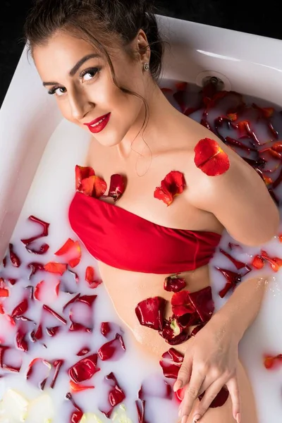 Banyo manzaralı kırmızı bikinili kadın. — Stok fotoğraf