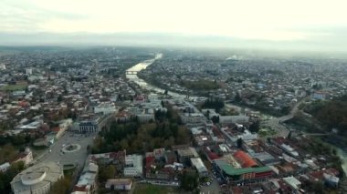 Kutaisi orta kesiminde Rioni Nehri ile havadan görünümü