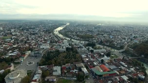 Letecký pohled na střední části Kutaisi s řekou Rioni — Stock video