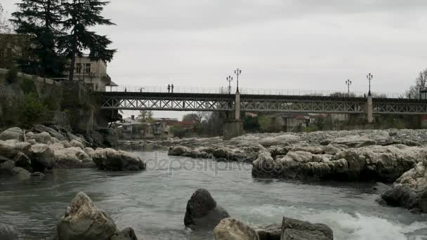 Weiße Brücke im Zentrum von Kutaisi, Georgien — Stockvideo