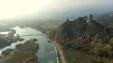 Mtsheta yakınlarındaki Kutaisi tepe üzerinde eski bir kale kalıntıları