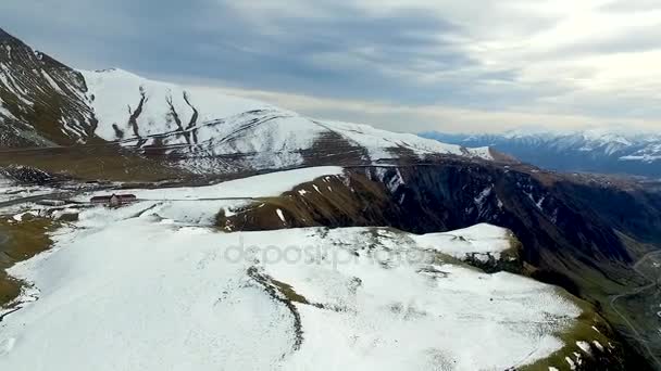 Schneebedeckte Berglandschaft — Stockvideo