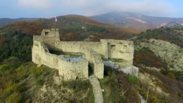 Руины старой крепости на холме Кутаиси возле Мцхеты — стоковое видео