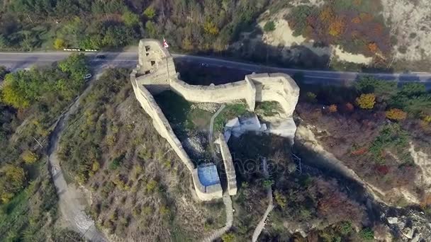 Ruinerna av en gammal fästning på Kutaisi kulle nära Mtscheta — Stockvideo