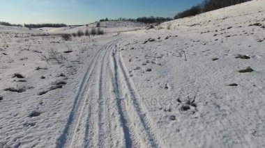 haddelenmiş yol ile güzel karlı manzara