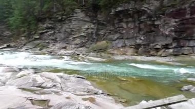 uçurumlar çalışan dağ dere