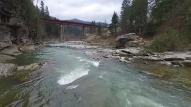 dağlarda akan nehir ile güzel manzara