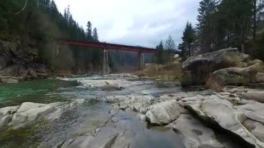 güzel manzara dağ nehir köprüsü