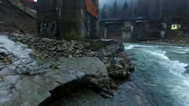 Karpatlar Nehri üzerinde ile eski köprü manzara