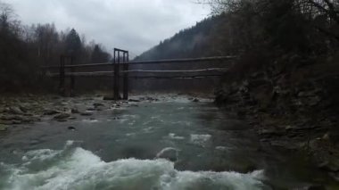 Karpatlar Nehri üzerinde ile eski köprü manzara