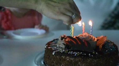 kadın el aydınlatma mum çikolatalı kek