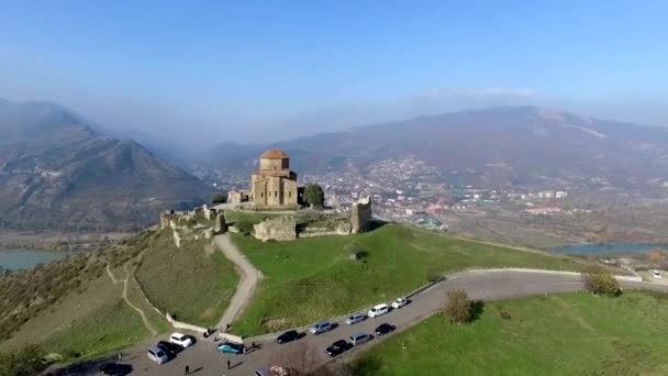 Ansicht des jvari-Klosters in Kutaisi aus der Höhe, Luftaufnahme — Stockvideo