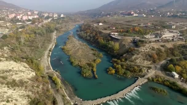 Blick auf den Fluss Rioni und die Mzcheta mit Bergen im Hintergrund, kutaisi — Stockvideo