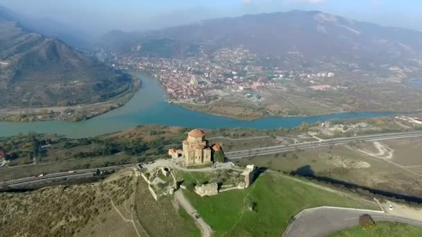 Weergave van Dzjvari klooster in Kutaisi op hoogte, luchtfoto schieten — Stockvideo